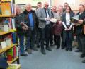Bild: kö
Büchereileiterin Lisa Auburger (Vierte von rechts) ist begeistert von der gut florierenden Bibliothek. Die Begeisterung schwappt offensichtlich auch auf den Marktgemeinderat über.