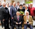 Bild: wlr
Hinsetzten wollten sich beide eigentlich nicht für das Erinnerungsbild zur Verabschiedung aus dem Kirchenrat. "So alt sind wir doch noch nicht", lachten die Herren. Kirchenpfleger Karl Schreglmann (sitzend, links) und Christoph Reis (sitzend, rechts) mit den Geistlichen und Ehrengästen.