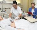 Bild: Petra Hartl
Gesundheits- und Krankenpflegeschülerin Fatma Öztürk versorgt im Beisein von Lehrerin Ursula Dittrich eine Wunde mit Pinzette und Tupfer.