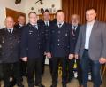 Bild: sl
Der neue stellvertretende Kommandant Wolfgang Gollwitzer (Dritter von links) mit dem wiedergewählten Kommandanten Hermann Federl (Dritter von rechts) mit KBI Martin Weig, KBM Christian Demleitner, Vorsitzender Tobias Stangl, ausgeschiedener Vize Albert Stangl und Bürgermeister Anton Kappl (von links)