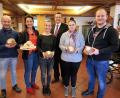 Bild: bsc
Feinste Backwaren mit Bio-Produkten aus dem Steinwald: Bei der Verkostung freuen sich über die zukünftige Zusammenarbeit (von links) Karl und Manuela Maschauer von der Stadtbäckerei, Anja Schultes, Geschäftsführer Thomas Schultes und Alexandra Remillard von den Friedenfelser Betrieben sowie Florian Maschauer.