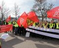 Bild: Wolfgang Steinbacher
„Für eure Arbeitsbedingungen, für eure Arbeitszeit und für euer Geld“: Udo Fechtner (links), 2. Bevollmächtigter der IG Metall Amberg, spricht bei der Kundgebung zum Warnstreik bei PIA. Rund 200 Beschäftigte des im Industriegebiet Immenstetten ansässigen Unternehmens beteiligen sich.