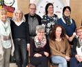 Bild: wlr
Der spendable Vorstand von Pro Etzenricht mit Vorsitzendem Pfarrer Hans-Peter Pauckstadt-Künkler (hinten, Zweiter von rechts) freut sich, wenn Vereine oder Institutionen, wie in dem Fall (sitzend, von links) Astrid Spitzkopf für den Gesangverein, Liane Heinze für die Feuerwehrfestdamen und Renate Müller für die Tennisjugend, finanziell unterstützt werden können.