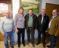 Bild: bir
Bernhard Schön und sein Sohn sind die neuen Pächter der Jagd um Thanhausen. Im Bild (von links): 2. Vorstand Josef Bäuml, Jagdvorsteherin Martha Jung, Bernhard Schön senior, Kreisjagdberater Gregor Ziegler und Bürgermeister Alfred Stier.