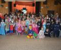 Bild: jr
Eine Vielzahl an herrlichen Masken und Kostümen war beim traditionellen Konnersreuther Familienfasching am Sonntagnachmittag im Schiml-Saal zu bewundern. Unser Bild zeigt den Großteil der kostümierten Kinder, mit KAB-Vorsitzende Elisabeth Kien (2. von links).