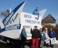 Bild: wro
Im Mittelpunkt des Rosenmontagsumzugs steht der Prunkwagen, den die Faschingsgesellschaft Weiß-Blau bereits fertig- und vorgestellt hat. Auf dem Bild (oben am Wagen) Präsident Harald Gleißner, davor (von links) Roland Dürnhofer, Bernhard Gleißner jun., Bernhard Gleißner sen., Petra Gleißner, Nadine Kneißl und Otto Geyer.