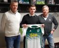 Bild: exb
Sportlicher Leiter Rainer Fachtan (links) und Mitterteichs Vorsitzender Roland Eckert (rechts) freuen sich über den Wechsel von Florian Reich zum SVM.