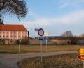 Bild: do
Das von ihr erworbene Wiesengelände vor dem Kloster möchte die Kommune mit Unterstützung des Obst- und Gartenbauvereins in ein blühendes Areal umgestalten. Damit soll das Klosterdorf Beispielgemeinde für das Erfüllen der Forderungen aus dem Volksbegehren "Rettet die Bienen" werden.