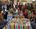 Bild: jr
Sandra Schug vom Team der Stadtbücherei (Zweite von links) und Zweiter Bürgermeister Stefan Grillmeier (links) freuten sich über mehr als 50 Kinder bei einem närrischen Nachmittag in der Einrichtung.