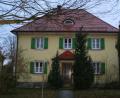 Bild: fpoz
Die Kirchenverwaltung hat es zum Verkauf angeboten: das ehemalige und leer stehende Pfarrhaus in Poppenreuth.
