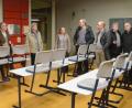 Bild: Kunz
Im Zimmer dieser neunten Klasse im zweiten Obergeschoss soll es im Sommer weit über 30 Grad heiß sein, berichten den Fraktionsvertretern der Elternbeiratsvorsitzende Frank Holzförster (Sechster von links) sowie „Elly“-Chef Reinhard Hauer (Zweiter von links).