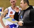 Bild: Büttner
Roman Lang, Trainer der Hamm Baskets, erklärt seinem Spieler Aaron Scott, wie es in Veitshöchheim klappen könnte.