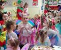 Bild: mef
Tätäää für den neuen Förderverein des Katholischen Kindergartens in Floß. Die Mitglieder übergeben eine neue mobile Musikanlage, die gleich mit lauter Faschingsmusik getestet wird.