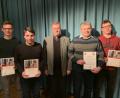 Bild: fpoz
Beim Pfarrhelferfest im katholischen Pfarrheim wurden Valentin Rößler, Michael Hippeli, Hermann Kaiser und Manuel Kastner von Stadtpfarrer Bernd Philipp (Mitte) mit Dankurkunden ausgezeichnet.
