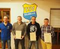Bild: gz
Im Namen des TSV dankt Vorsitzender Thomas Meckl (v.l.) den Schiedsrichtern Bernhard Grötsch, Josef Bulla und Helmut Brenner für ihr Engagement.