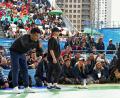 Bild: Fabian Ramella/dpa
"Broly" (links) aus Argentinien und "Lexy" (Mitte) aus Italien beobachten "B4" (rechts) aus Vietnam beim Finale von Breakdance bei den Olympischen Jugendspielen in Buenos Aires 2018. Im Jahr 2024 soll Breakdance bei den Olympischen Sommerspielen in Paris eine offizielle Disziplin werden.