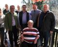 Bild: wro
Hermann Pirner (Zweiter von rechts) feierte am Mittwoch 80. Geburtstag. Es gratulierten (von links) Urenkel Lenz, Enkelin Bianca Bayer, Schwiegersohn Gerhard Brabec, Bürgermeister Toni Dutz, Alexander Bäumler und Michael Klarner vom Wiesauer Bauhof. Im Namen des Stammtisches beglückwünschte ihn Konrad Sailer (rechts). Als allererste aber gratulierte Ehefrau Marianne (vorne).