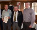 Bild: wku
Thomas Dill vom ADAC Nordbayern (links), Ortsvorsitzender Wolfgang Strobel (Zweiter von rechts) und Bürgermeister Hans Koch (rechts) ehren Johann Deinzer (Zweiter von links) für besondere Verdienste.
