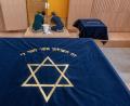 Bild: Armin Weigel/dpa
500 Jahre nach der Zerstörung der ersten Synagoge in Regensburg hat die jüdische Gemeinde in der Oberpfälzer Stadt ein neues Gebetshaus. Der neun Millionen Euro teure Bau befindet sich in der Altstadt und unweit des Doms auf dem Grundstück, auf dem bis 1938 die vorherige Synagoge stand.