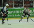 Bild: gb
Die Blue Devils besiegten am Freitag den Höchstadter EC mit 5:1 und brachten damit endgültig den siebten Platz unter Dach und Fach. Philipp Siller (links) erzielte mit einem tollen Alleingang das schönste Tor des Abends.