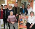 Bild: wro
Ihren 95. Geburtstag feierte Margareta Gebert im Senioren Servicehaus. Es gratulierten Tochter Rosemarie (rechts sitzend) und (von rechts) stellvertretende Pflegedienstleiterin Edith Urbanczyk, Rudolf Gebert, Bürgermeister Wolfgang Braun, Gudrun und Vanessa Stalla, Tanja Kutirre (SSH) und Mitbewohner Fritz Fröhlich.