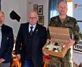 Bild: R. Kreuzer
Kreisvorsitzender Manfred Zettl und Organisationsleiter Günter Bogner danken Oberstleutnant Christian Kiesel (rechts), der demnächst das Kommando an seinen Nachfolger übergibt.
