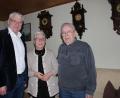 Bild: cs
Dritter Bürgermeister Norbert Gradl (links) beglückwünscht Sengül Söllner, hier mit ihrem Ehemann Heinz, zum 80. Geburtstag.
