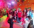 Bild: exb
Der Luftballontanz fordert von den Kindern Geschick und macht Spaß.