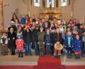 Bild: jr
Zu einem „kostümierten Familiengottesdienst“ hatte heuer wieder die Pfarrei St. Jakob in die Stadtpfarrkirche eingeladen. Pfarrer Anton Witt (rechts) hielt eine Faschingspredigt in Reimform. Den Familiengottesdienst vorbereitet hatten Sandra Schug und Roland Schenkl (hinten, von links).