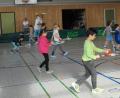 Bild: weu
Mitglieder des Tennisvereins führten mit den Schülern der ersten und zweiten Klassen ein spielerisches Tennistraining durch. Mit Maskottchen „Talentino“ hatten die Kinder viel Freude.