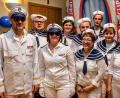 Bild: fdl
Die Crew des Traumschiffs mit Kapitän (Ortsobmann Matthias Dotzler) und Chefstewardess (Ortsbäuerin Brigitte Gnan) begrüßt die Gäste im vollen Pfarrheim.
