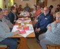 Bild: jr
Kaum Kostüme, aber dennoch gute Laune: Zahlreiche Gäste kamen zum VdK-Fasching ins Konnersreuther Schützenheim, darunter auch Pfarrseelsorger Pater Benedikt Leitmayr (Zweiter von rechts) und Bürgermeister Max Bindl (Vierter von rechts).