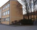 Bild: weu
Das Schulhaus ist in die Jahre gekommen. Umfassende Sanierungen erhöhen den Schuldenstand der Gemeinde.