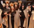 Bild: dob
"In Venedig ist heute Maskenball, komm ich zeig dir den Karneval. Musik erklang am Canale Grande. Bunte Gestalten tanzten durch die Nacht. Da hab ich im Mondlicht ein Mädchen gesehen. Sie war so geheimnisvoll und wunderschön", sangen schon die Flippers. Beim Frauenbundfasching in Altenstadt ging es heuer venezianisch zur Sache.