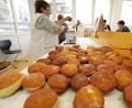 Bild: Wolfgang Steinbacher
Krapfen über Krapfen: Rund 1000 Stück bäckt die KAB am Faschingssamstag.