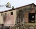 Bild: Thomas Dobler
Glimpflich ging ein Brand aus, der an der Seitenwand eines Rinderstalls im Fensterbacher Ortsteil Wohlfest ausgebrochen war. Feuerwehrmänner trugen am Ende einen Teil des Dachs ab, um Glutnester zu suchen.