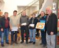 Bild: gi
Organisator und Leiter Mike Steger (rechts) sowie Pfarrgemeinderat Jürgen Steiner und Kirchenpfleger Franz Sturm (von links) gratulieren den Siegern (ab Zweitem von rechts).