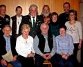 Bild: R. Kreuzer
Schützenmeister Hans Bergler (stehend, links) und seine Vorstandskollegen ehren Hans Üblacker (stehend, Vierter von links) und Gerhard Voit (stehend, Vierter von rechts) für 50 Jahre Mitgliedschaft.