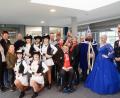 Bild: Gabi Schönberger
Eine liebgewonnene Tradition ist der Besuch der Narrhalla Weiden mit Prinzenpaar - heuer mit Prinz Georg I. und Prinzessin Patricia I - in der Lokalredaktion "Der neue Tag". Deskleiter Stefan Zaruba (hinten, Achter von rechts) und Kollegen hießen den Faschingstrupp willkommen.
