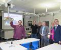 Bild: jzk
Lehrer Bernhard Philipp (links) erklärte Christine Wiesend, Günter Kopp, Josef Etterer und Marco Kiele (von rechts), wie der neue PCB Raum optimal für den Unterricht im Fach Natur und Technik genützt werden kann.