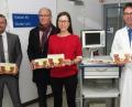 Bild: Dobmeier
Eine Geschichte über den Ablauf und die Folgen eines Schlaganfalls mit „Opa Bär“ verfasst in einem bebilderten Büchlein Jennifer Hetzel und bekam großes Lob von Chefarzt der Stroke Unit Dr. Michael Angerer (rechts), Klinikprokurist Martin Neuhaus (links) und Impulsgeber Johann Köppl.