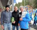 Bild: fz
Stefan Schnurrer und Alex Klettner zusammen mit TuS-Präsident Anton Bauernfeind.