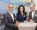 Bild: Gabi Schönberger
Vorstandschef Georg Thurner, die Weidener Filialleiterin Tanja Hochholzer und stellvertretender Vorstandsvorsitzender Michael Gruber freuen sich über gute Zahlen.