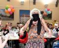 Bild: bgm
Wettschulden sind Ehrenschulden: Bürgermeister Rupert Troppmann hat beim Inthronisationsball versprochen, als Frau verkleidet beim Rathausfasching zu tanzen. Er löst seinen Wetteinsatz natürlich ein.