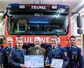 Bild: tkr
Dr. Hans Brockard von Kuno nahm im Feuerwehrhaus Teunz den Scheck über 500 Euro aus den Händen von (von rechts) Kommandant Andreas Brandstätter, Vorstand Adolf Hammer, 2. Vorstand Günther Neuber und stellvertretendem Kommandant Berthold Eckl entgegen.