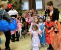 Bild: wlr
Die "Ikeatasche" war auch auf dem Kinderfasching unterwegs und ließ massenhaft Konfetti fliegen.