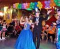 Bild: jml
Königlicher Glanz beim letzten Ball-Auftritt des Prinzenpaares in dieser Faschings-Saison. Links die Kohlberger Gardemädchen, Prinzessin Susi I. und Prinz Michael I. mit Moderator(in?) Steffi (Stefan Gebhardt).