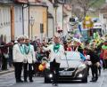 Bild: jma
Stadtgarde-Präsident Danny Schuster marschiert an der Spitze des Umzuges durch die Straßen der Stadt Auerbach.