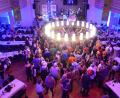 Bild: Kunz
Großartige Stimmung: Das Haus der evangelischen Gemeinde ist bei der "60's Revival Party ausverkauft.