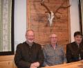 Bild: wku
Nach der Vertragsunterzeichnung freuen sich (von links) Kurt Tausendpfund, Jagdvorsteher Herbert Kopp und Markus Aigner über den Abschluss der Jagdpacht bis 2031.